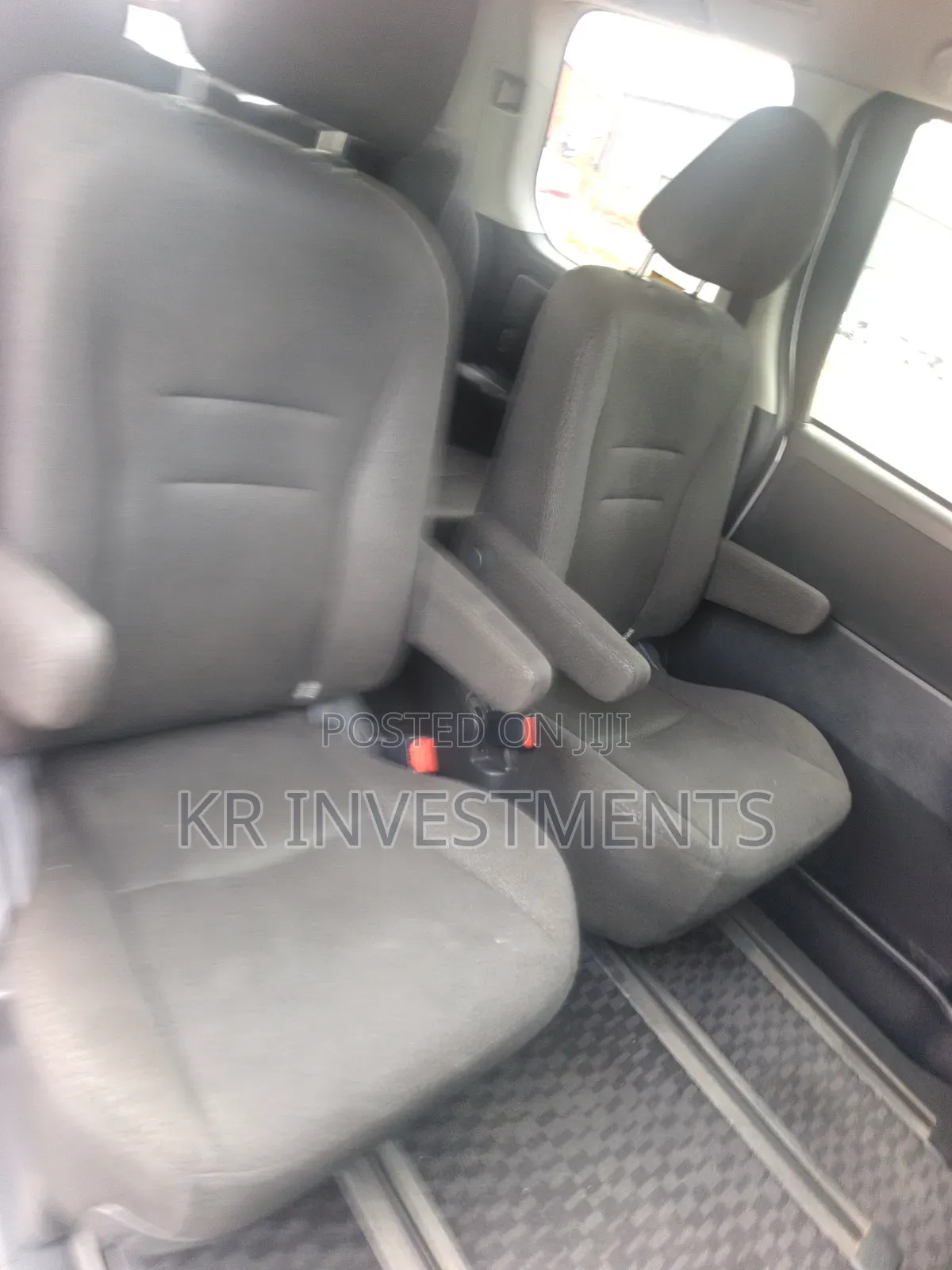 Toyota Noah 2.0 143hp AWD (7 Seater) 2013 Silver