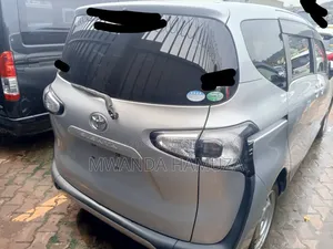 Toyota Sienta 2017 Silver