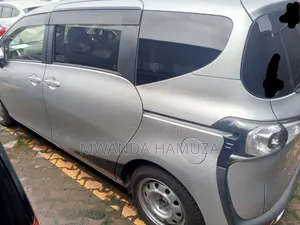 Toyota Sienta 2017 Silver