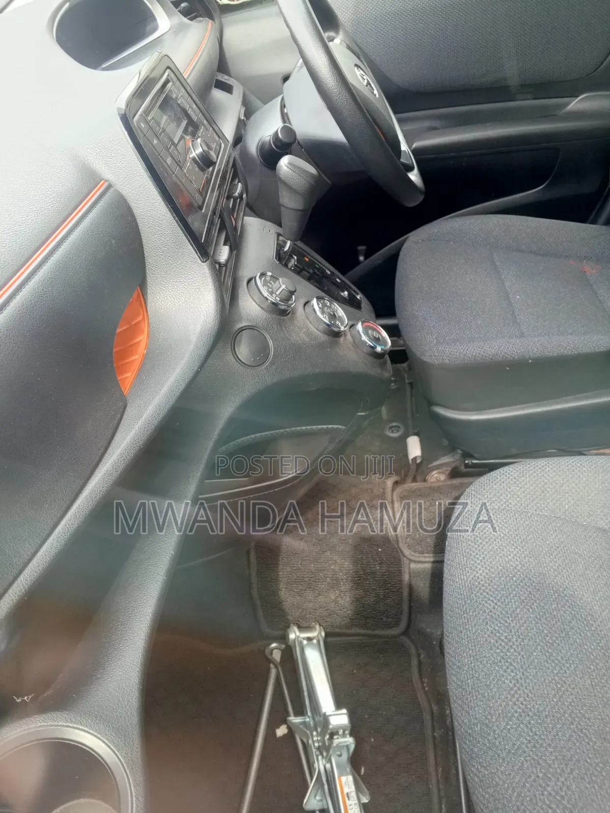 Toyota Sienta 2017 Silver