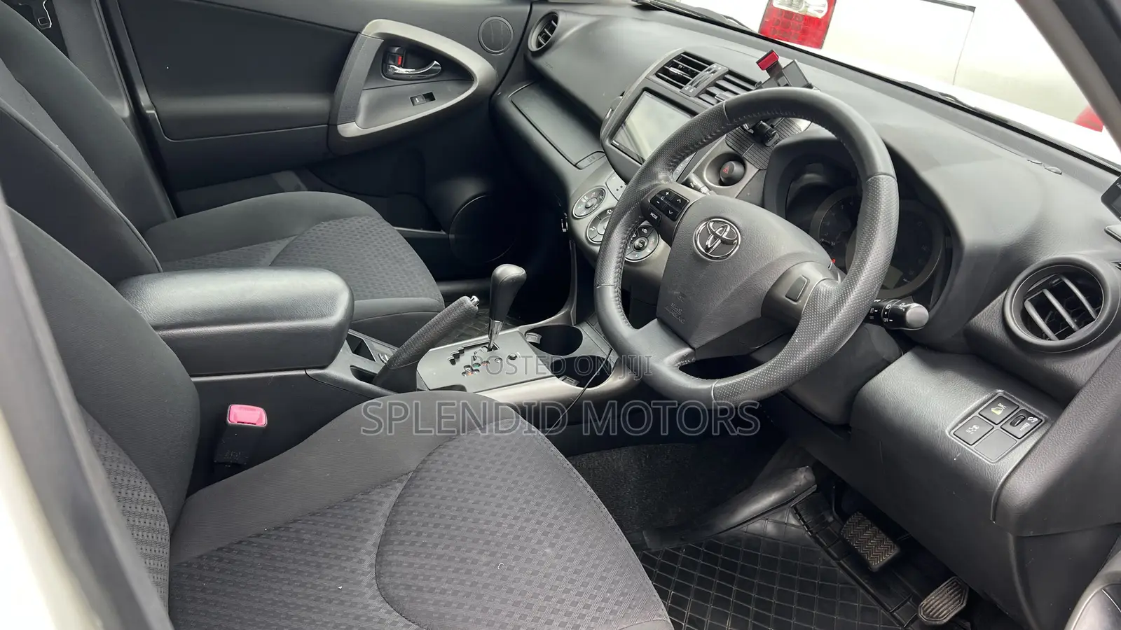 Toyota Vanguard 2011 White