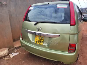 Toyota ISIS 1.8 Platana 2008 Green
