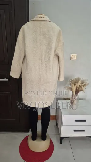 Stunning Trendy Cream Trench Coat – Elegant & Chic (M)