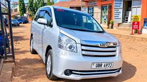 Toyota Noah 2.0 143hp AWD (7 Seater) 2010 White