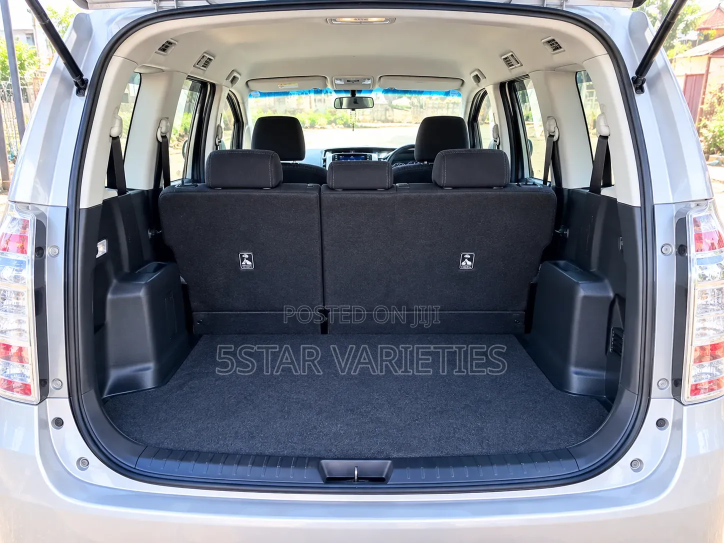 Toyota Noah 2.0 143hp AWD (7 Seater) 2010 White