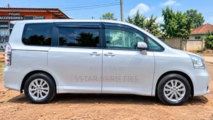 Toyota Noah 2.0 143hp AWD (7 Seater) 2010 White