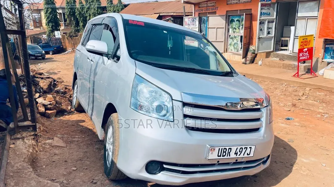 Toyota Noah 2.0 143hp AWD (7 Seater) 2010 White