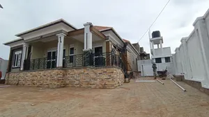 4bdrm Bungalow in Kira Nsasa for sale