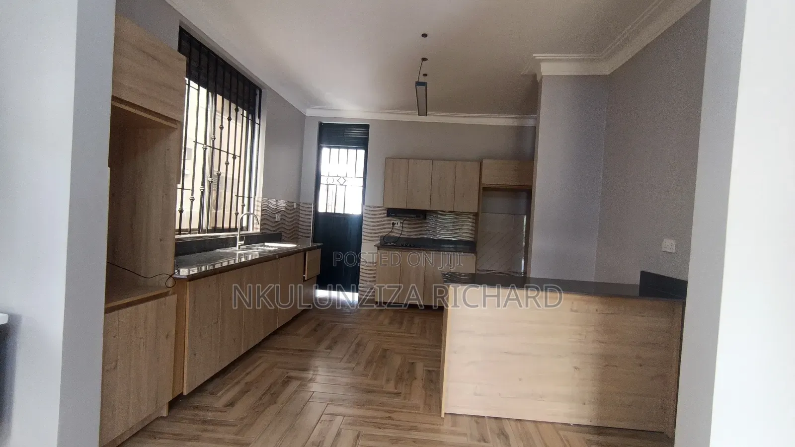 4bdrm Duplex in Mamerito Road, Kira for sale