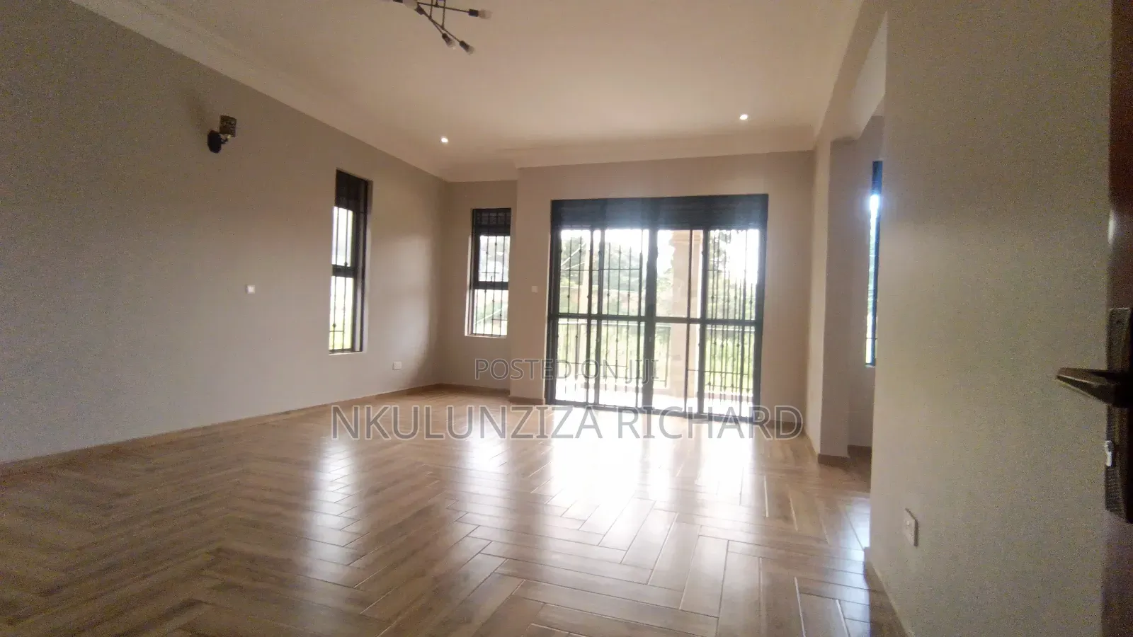 4bdrm Duplex in Mamerito Road, Kira for sale