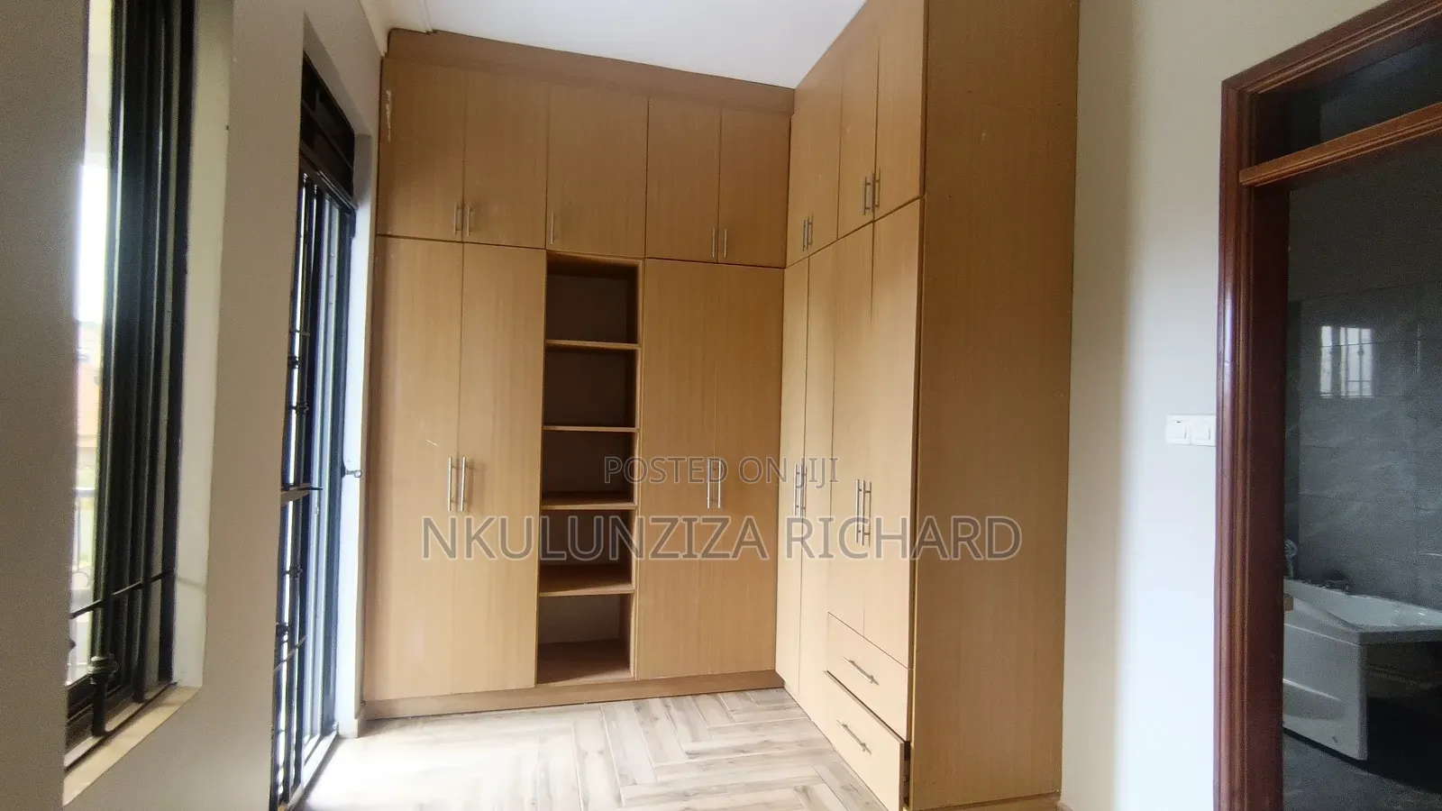4bdrm Duplex in Mamerito Road, Kira for sale