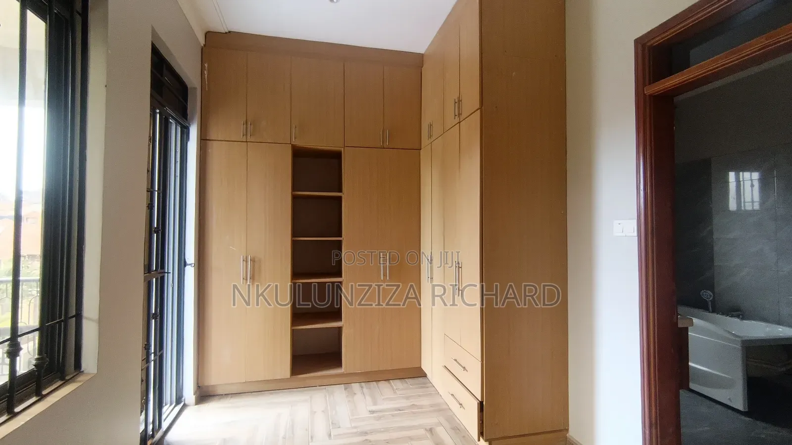 4bdrm Duplex in Mamerito Road, Kira for sale