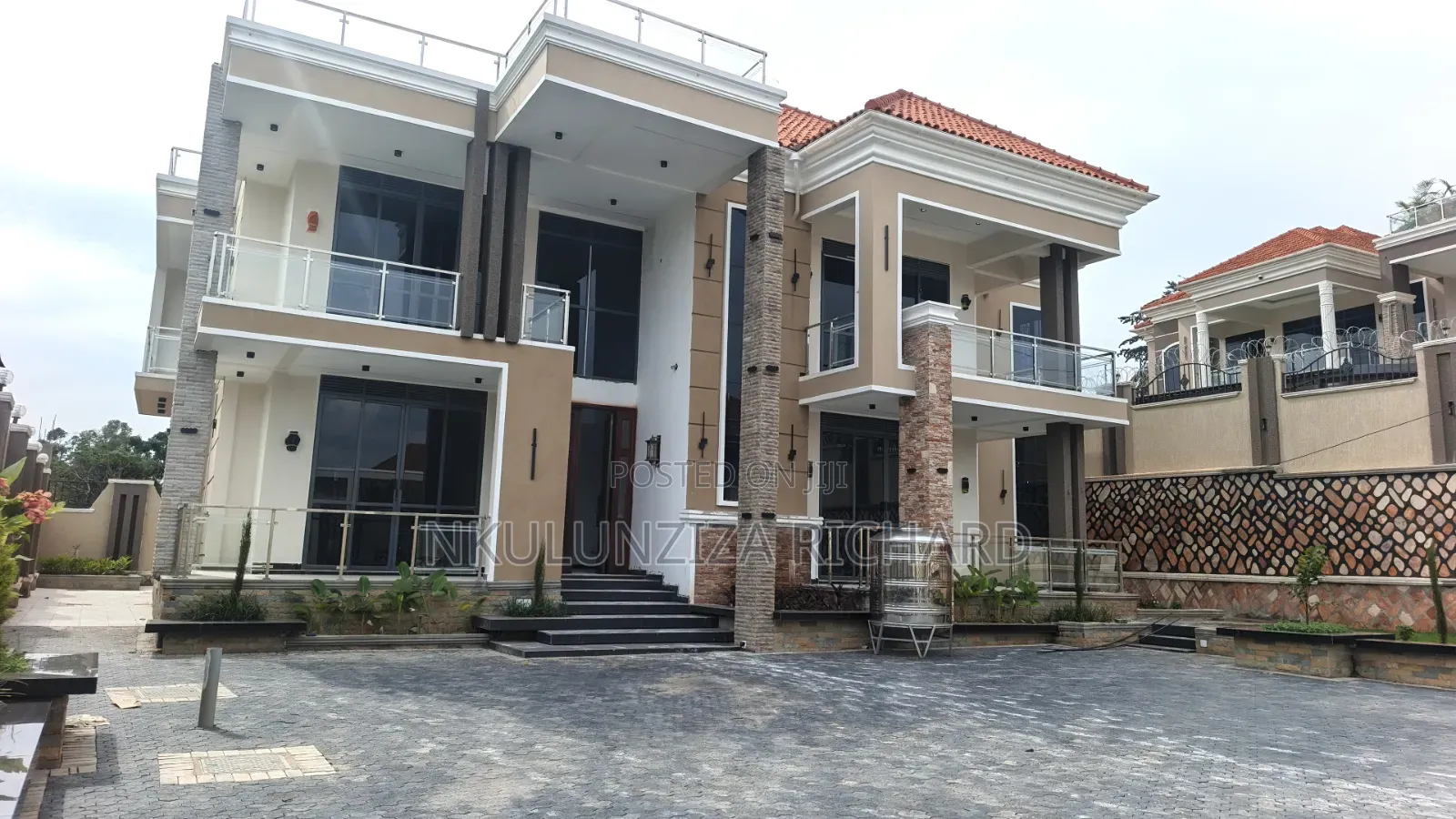 6bdrm Mansion in Kira Town for sale