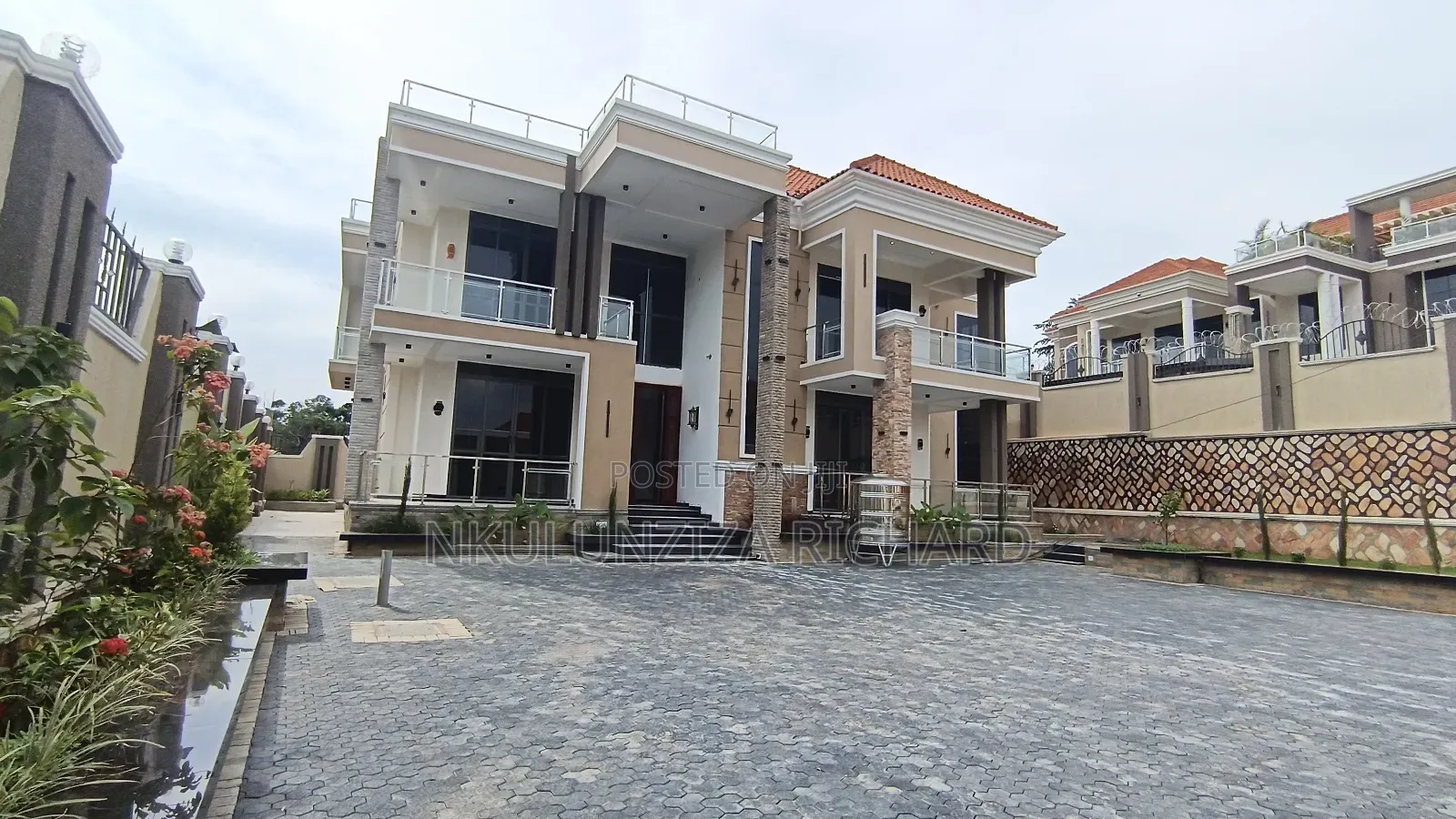 6bdrm Mansion in Kira Town for sale