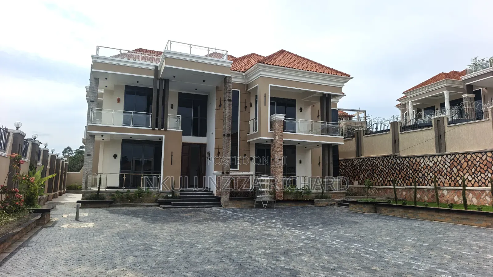 6bdrm Mansion in Kira Town for sale