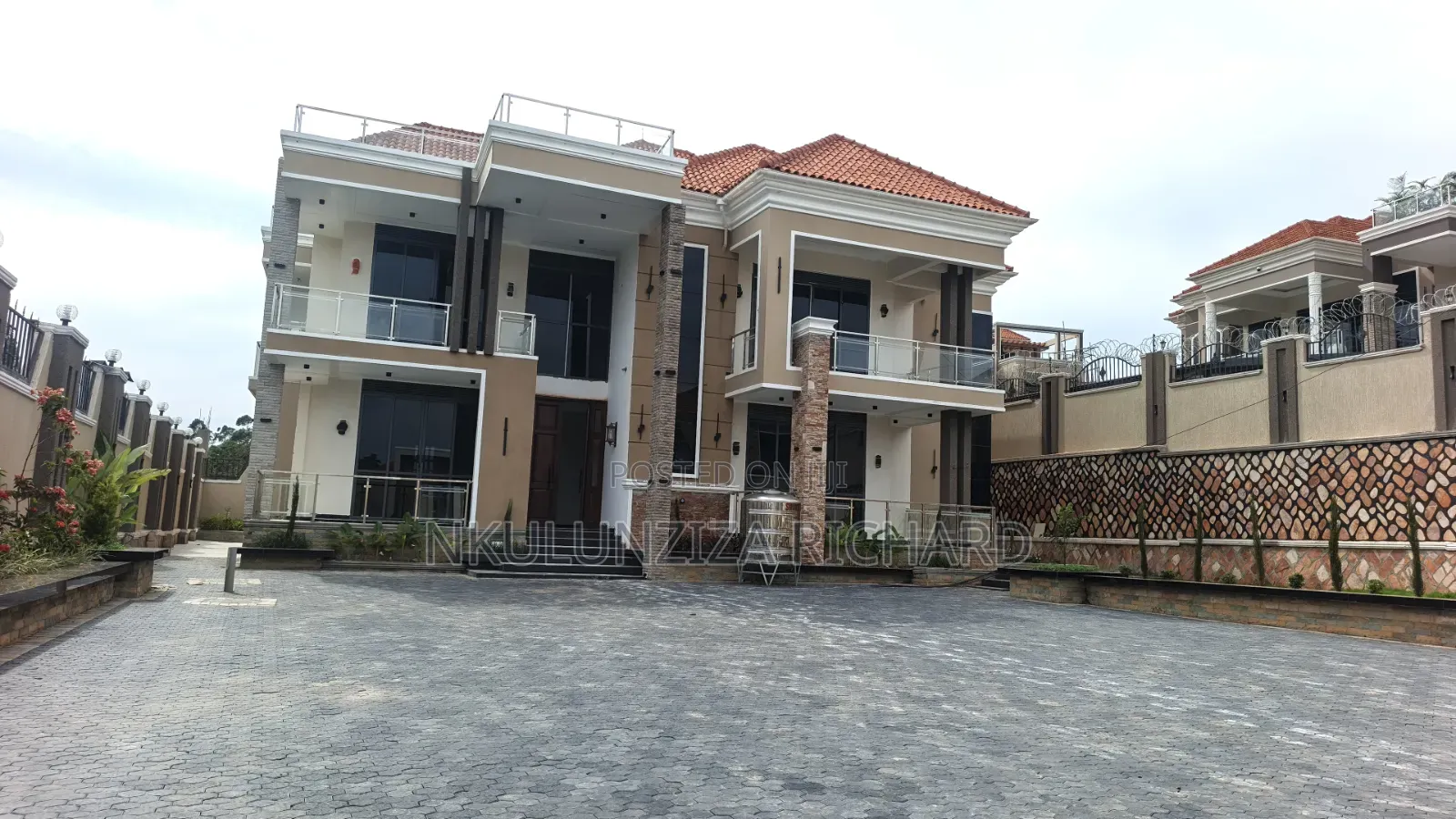 6bdrm Mansion in Kira Town for sale