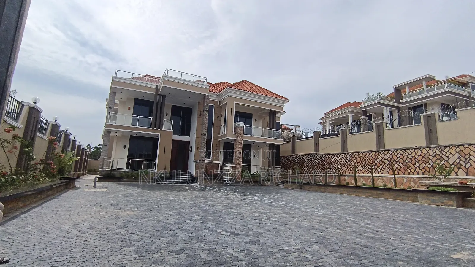 6bdrm Mansion in Kira Town for sale