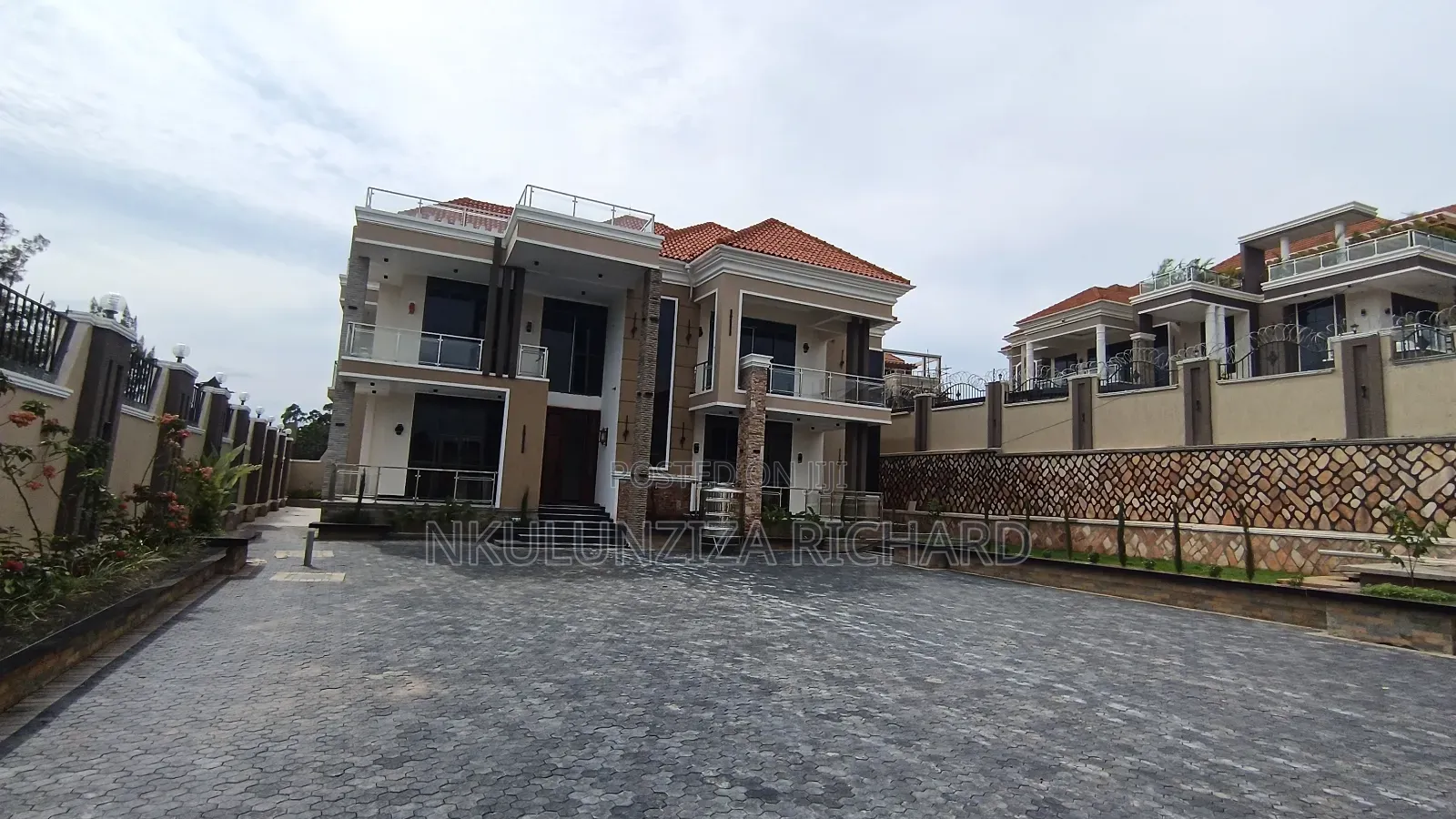6bdrm Mansion in Kira Town for sale