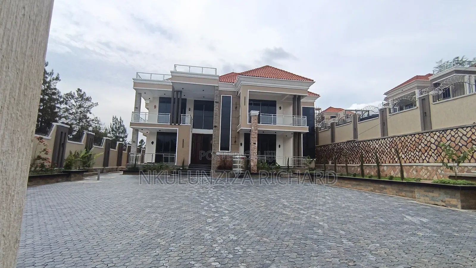 6bdrm Mansion in Kira Town for sale