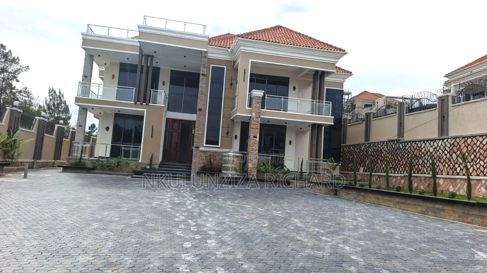 6bdrm Mansion in Kira Town for sale