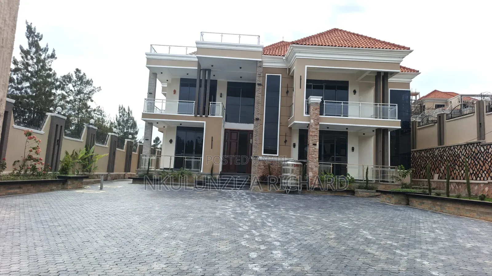 6bdrm Mansion in Kira Town for sale