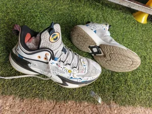 Send Hand Basketball Shoes Original Material