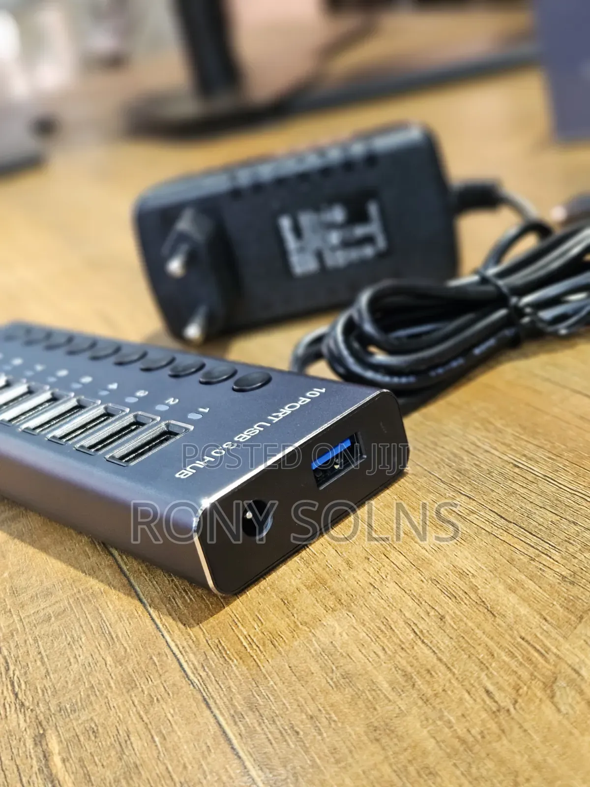 10-Port USB 3.0 Hub With Individual Power Switches and Quick-Charge