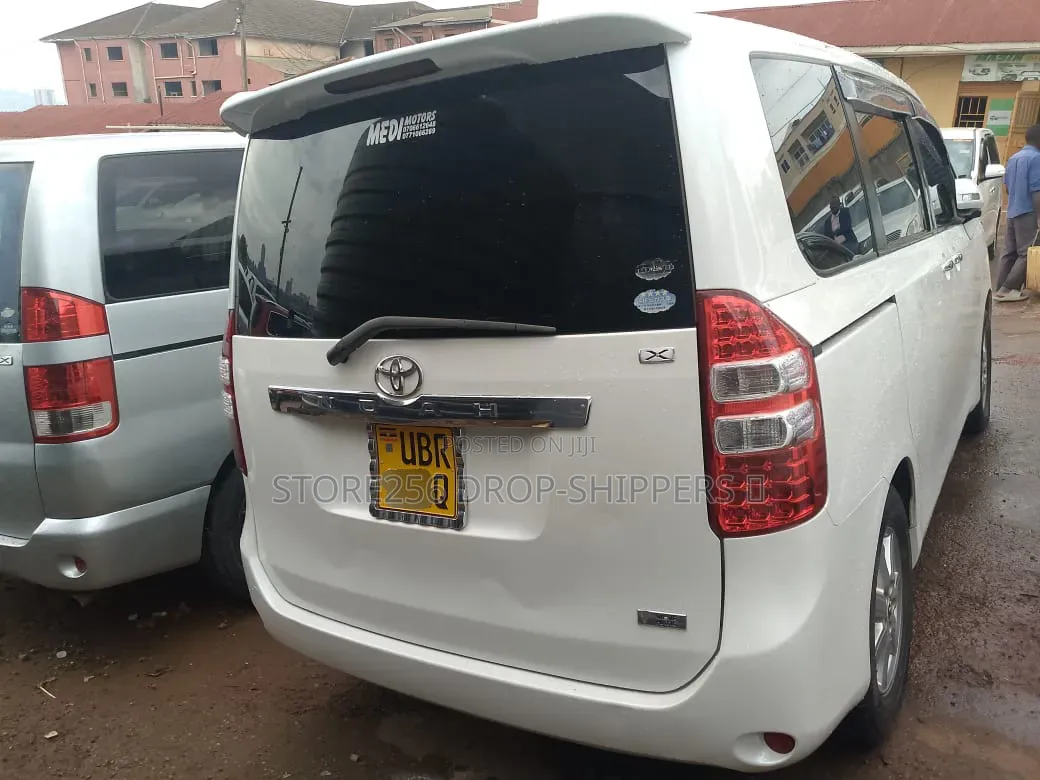 Toyota Noah 2.0 158hp FWD (8 Seater) 2011 White