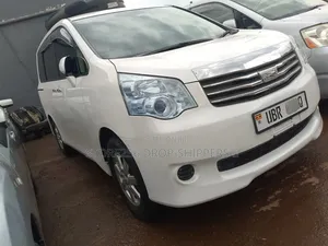 Toyota Noah 2.0 158hp FWD (8 Seater) 2011 White