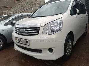 Toyota Noah 2.0 158hp FWD (8 Seater) 2011 White