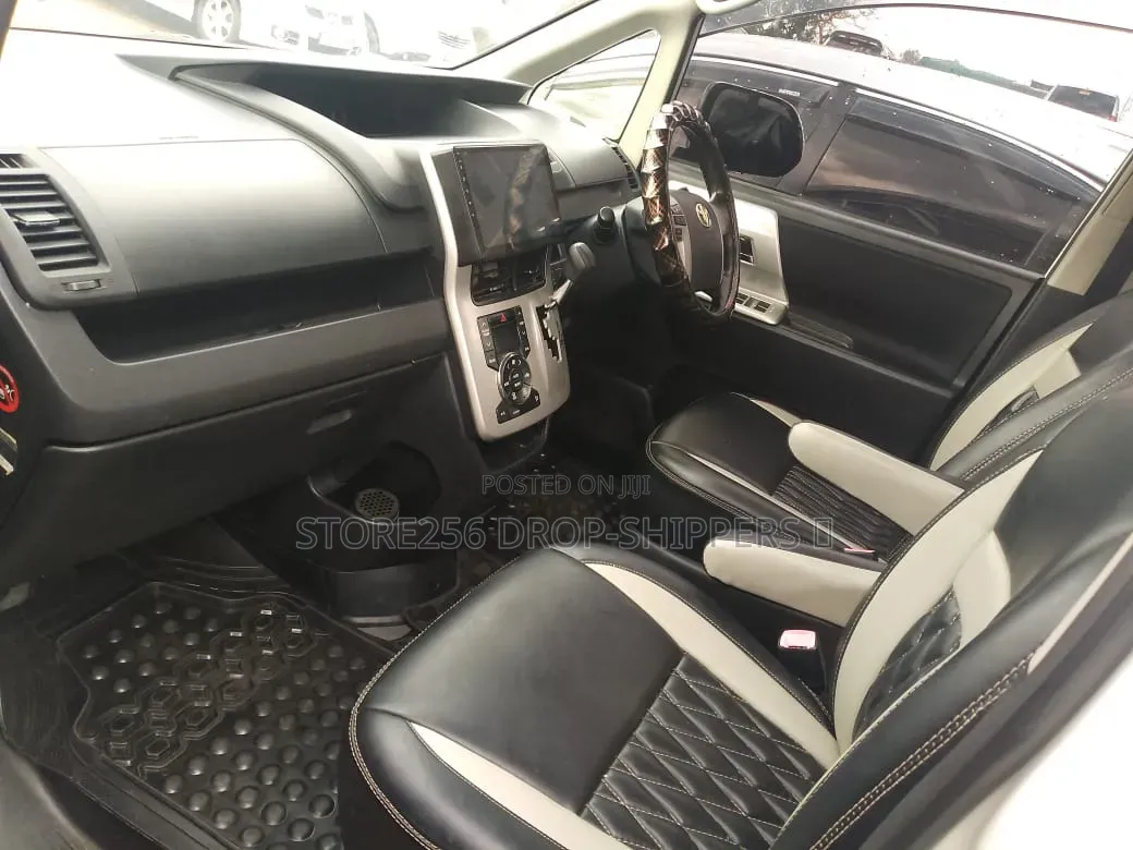 Toyota Noah 2.0 158hp FWD (8 Seater) 2011 White