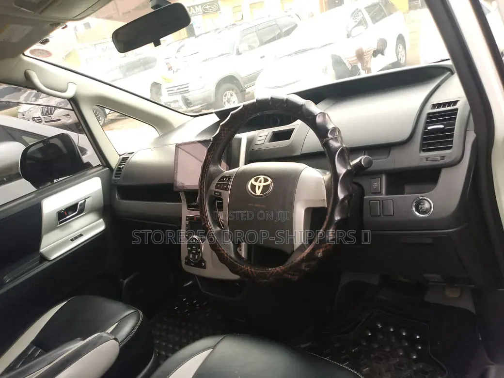 Toyota Noah 2.0 158hp FWD (8 Seater) 2011 White
