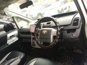 Toyota Noah 2.0 158hp FWD (8 Seater) 2011 White