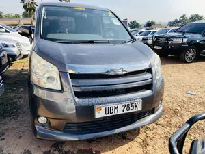 Toyota Noah 2010