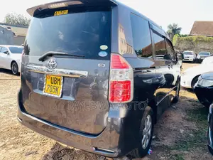 Toyota Noah 2010