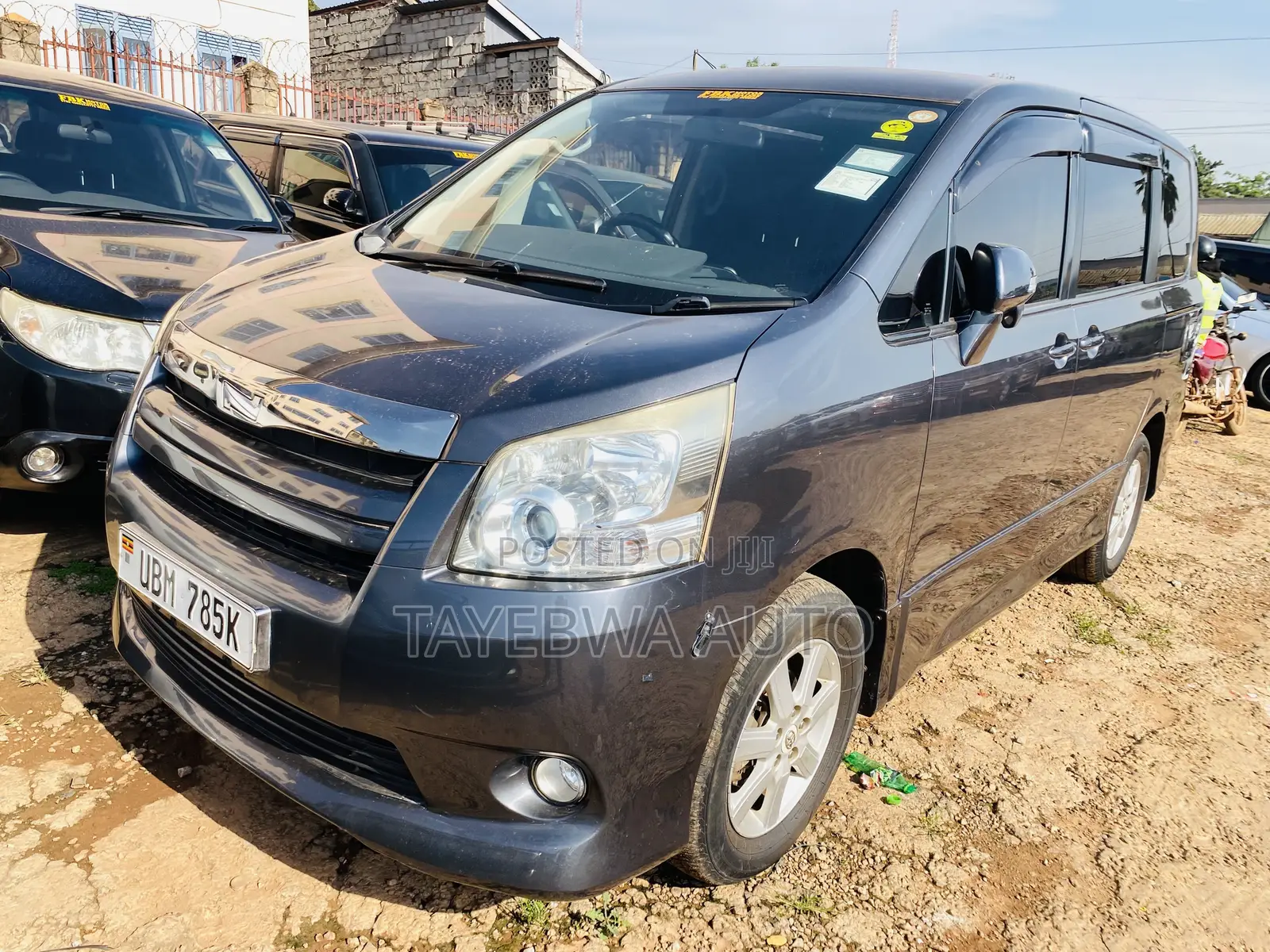 Toyota Noah 2010