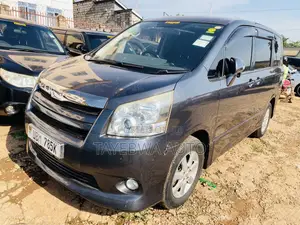 Toyota Noah 2010