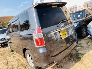 Toyota Noah 2010