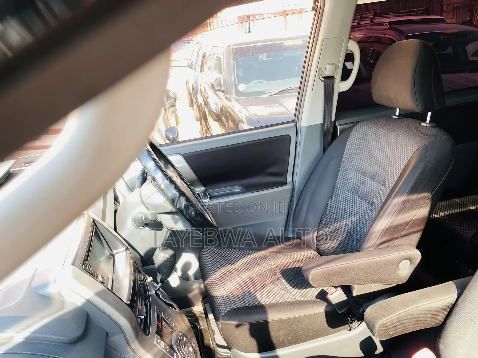 Toyota Noah 2010