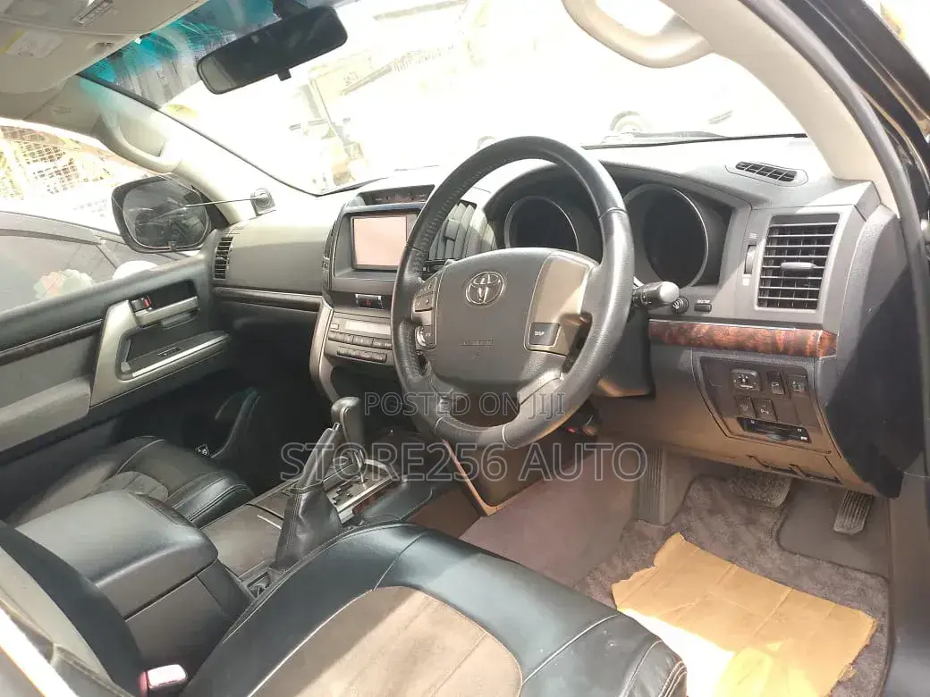 Toyota Land Cruiser 4.6 V8 AX 2011 Black