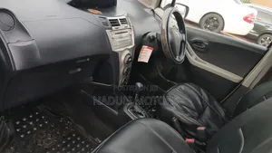 Toyota Vitz 2005 Silver