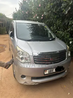 Toyota Noah 2.0 143hp AWD (7 Seater) 2013 Silver