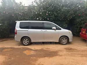 Toyota Noah 2.0 143hp AWD (7 Seater) 2013 Silver