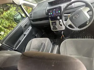 Toyota Noah 2.0 143hp AWD (7 Seater) 2013 Silver