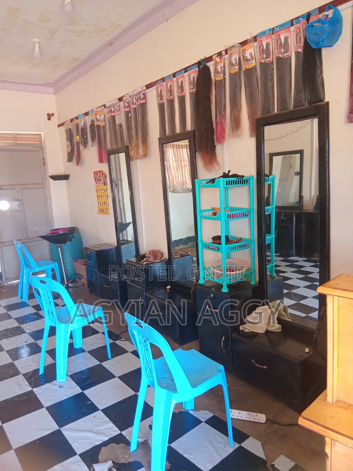 Aagyian Unisex Saloon