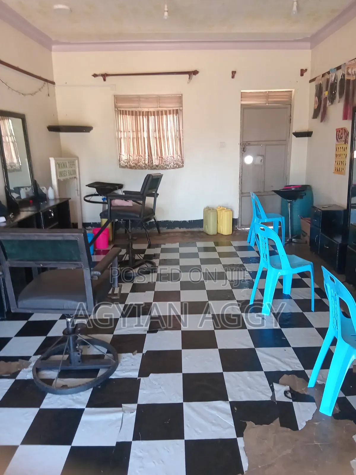 Aagyian Unisex Saloon