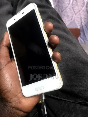 Sharp Aquos Sense SHV40 32 GB Gold