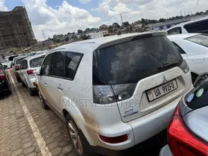 Mitsubishi Outlander SE 2012