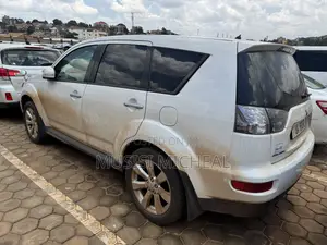 Mitsubishi Outlander SE 2012