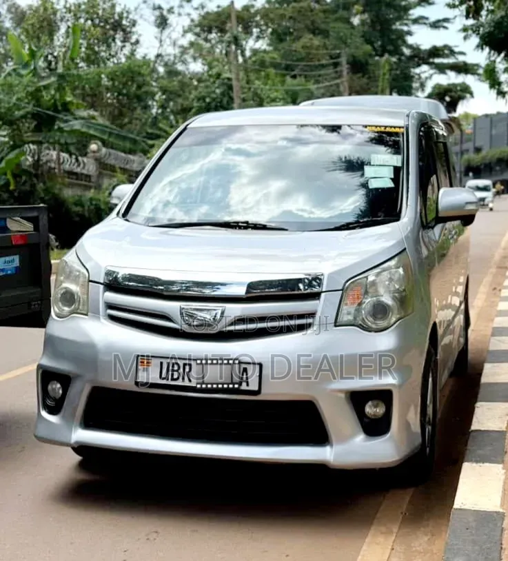 Toyota Noah 2012 Silver